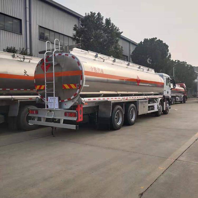 重汽汕德卡鋁合金油罐車 高效運油新標桿